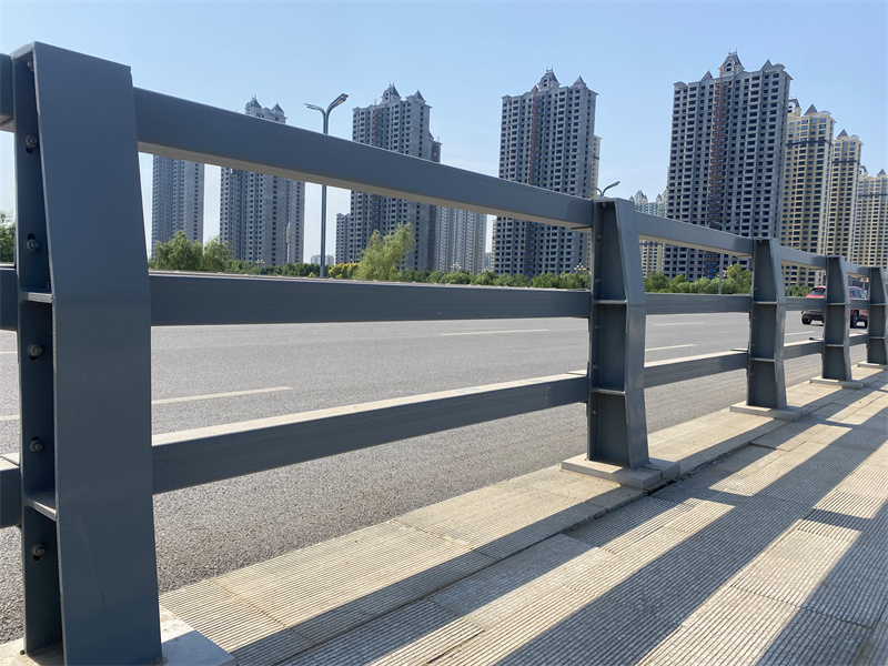 在防撞护栏施工中，从以下几方面加强施工管理：